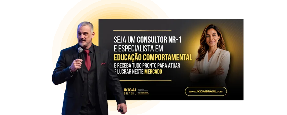 Eduardo Almeida em palestra e o material da formação de Consultor NR-1